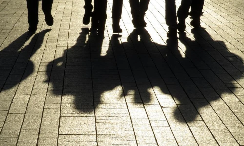 Μοσχάτο: Ανήλικοι τραυμάτισαν πεζό πετώντας αντικείμενα από εγκαταλελειμένο κτίριο - Συνελήφθησαν οι γονείς τους